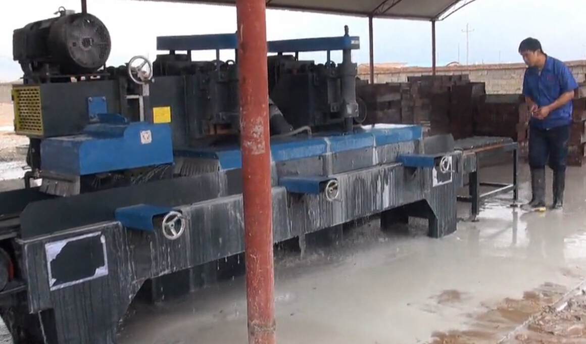 路沿石路面磚加工機(jī)器調(diào)試視頻 路沿石路面磚加工機(jī)器調(diào)試視頻