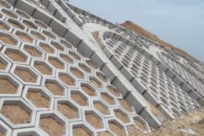 青島銀川高速公路護(hù)坡模具生態(tài)護(hù)坡案例 青島銀川高速公路護(hù)坡模具生態(tài)護(hù)坡案例